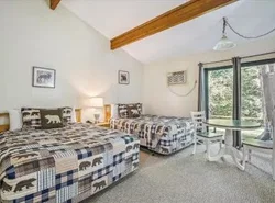 Cedarbrook Deluxe Two Bedroom Suite with outdoor heated pool 10506