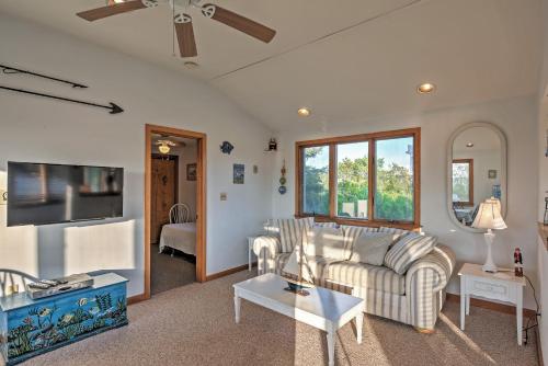 Quaint 3BR Charlestown Cottage Near Beach! - thumb 3