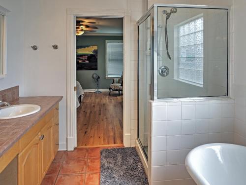 Quaint 3BR Austin Home Just 10 Minutes To Downtown - thumb 3