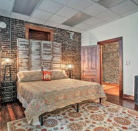 Quarters Above Courtyard Near Strawberry Festival - Accommodation Deal