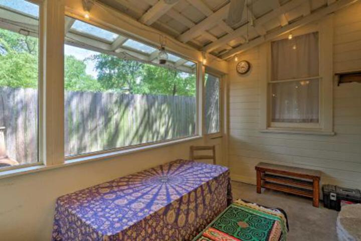 Quaint Austin Home W / Screened Porch & Patio! - thumb 1