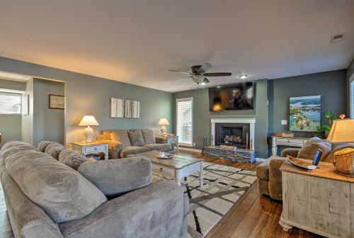 Home With Deck & Dock On Lake Of The Ozarks! - thumb 5