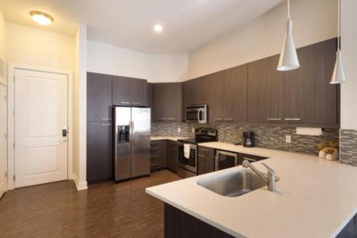 Steps To Shops Eats Museum With Free Parking & WD By Zencity - thumb 0