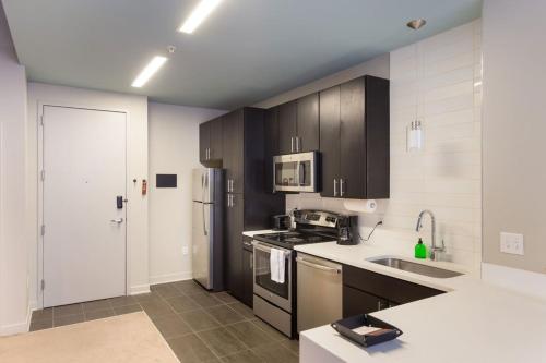 Steps To Shops Eats Convention Center With Gym W & D By Zencity - thumb 0