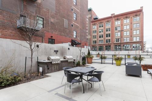 Steps To Shops Eats Convention Center With Gym W & D By Zencity - thumb 3