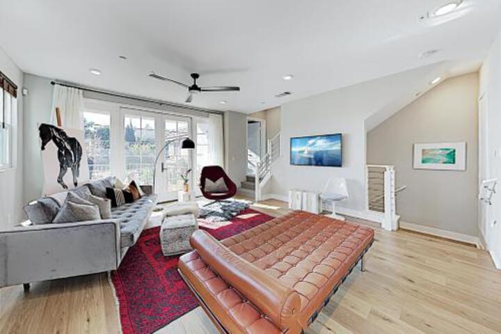 New Listing! Lavish Retreat: Walk To Dining Shops Townhouse - thumb 0