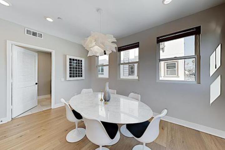 New Listing! Lavish Retreat: Walk To Dining Shops Townhouse - thumb 1