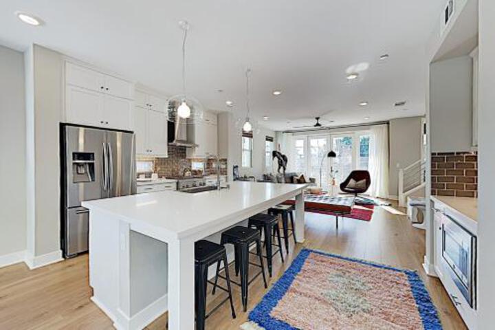 New Listing! Lavish Retreat: Walk To Dining Shops Townhouse - thumb 2