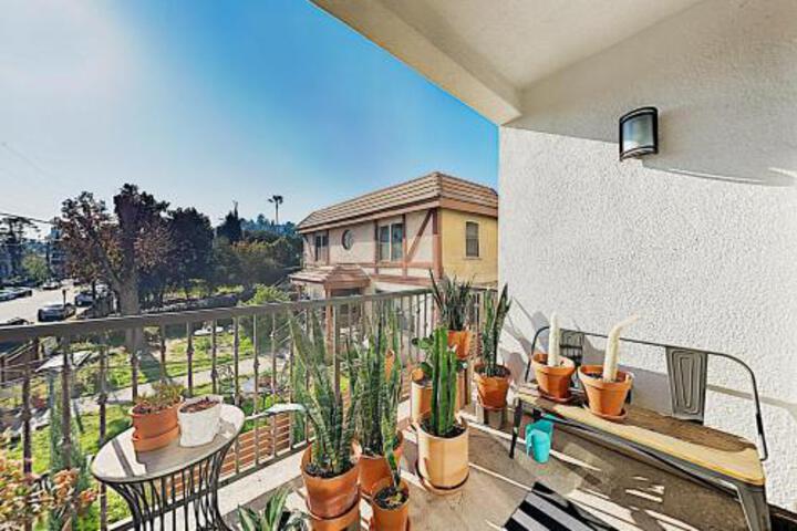 New Listing! Lavish Retreat: Walk To Dining Shops Townhouse - thumb 4