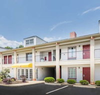 Super 8 by Wyndham Alexander City - Accommodation Deal