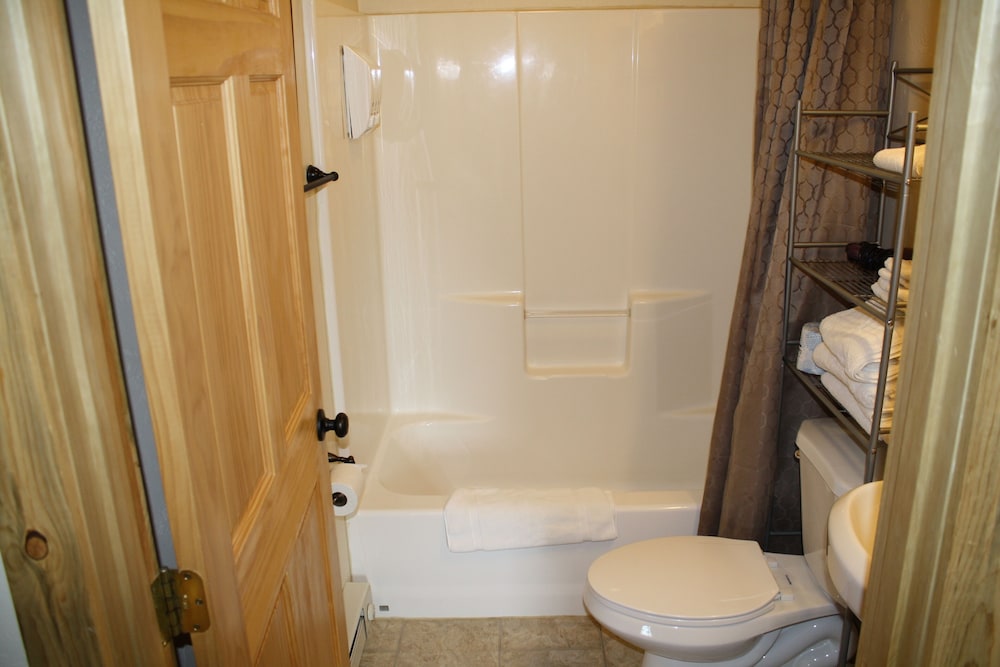 The Historic Wapiti Lodge - thumb 2