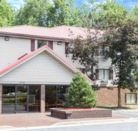 Super 8 by Wyndham Waldorf - Accommodation Deal