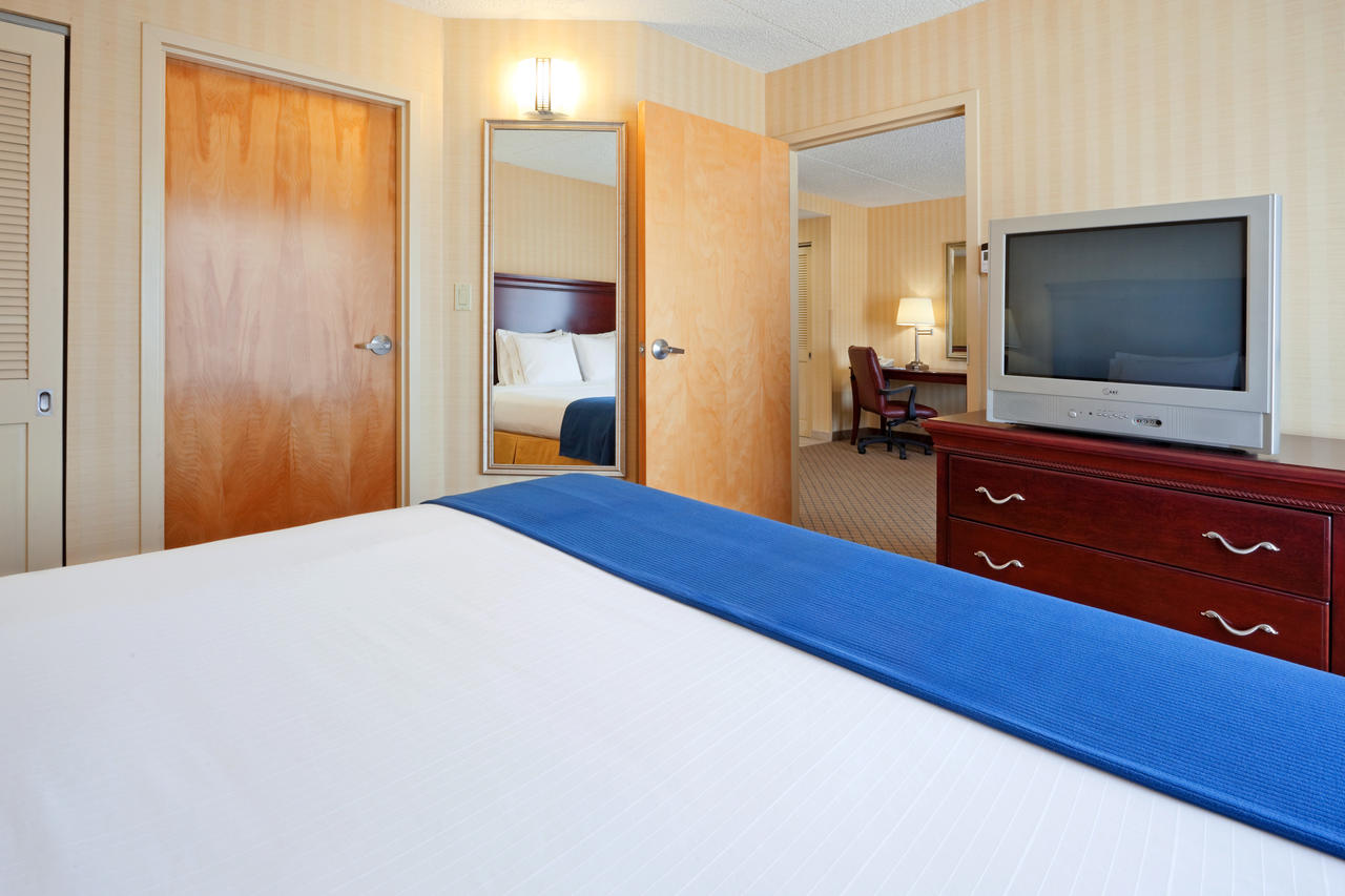 Holiday Inn Express & Suites West Long Branch - Eatontown - thumb 8
