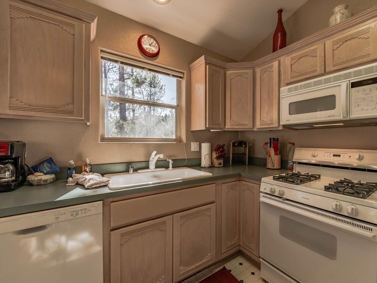 My Happy Place, 3 Bedrooms, Hot Tub, Fireplace, Jetted Tub, WiFi, Sleeps 6 - thumb 12