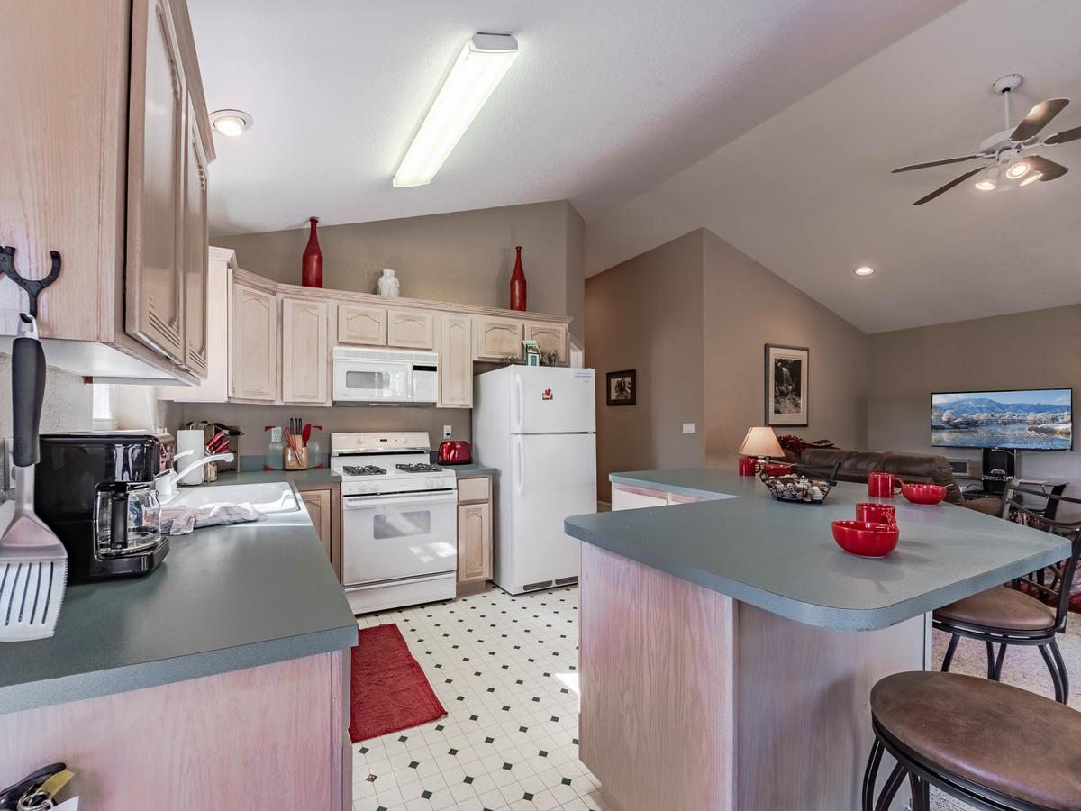 My Happy Place, 3 Bedrooms, Hot Tub, Fireplace, Jetted Tub, WiFi, Sleeps 6 - thumb 13