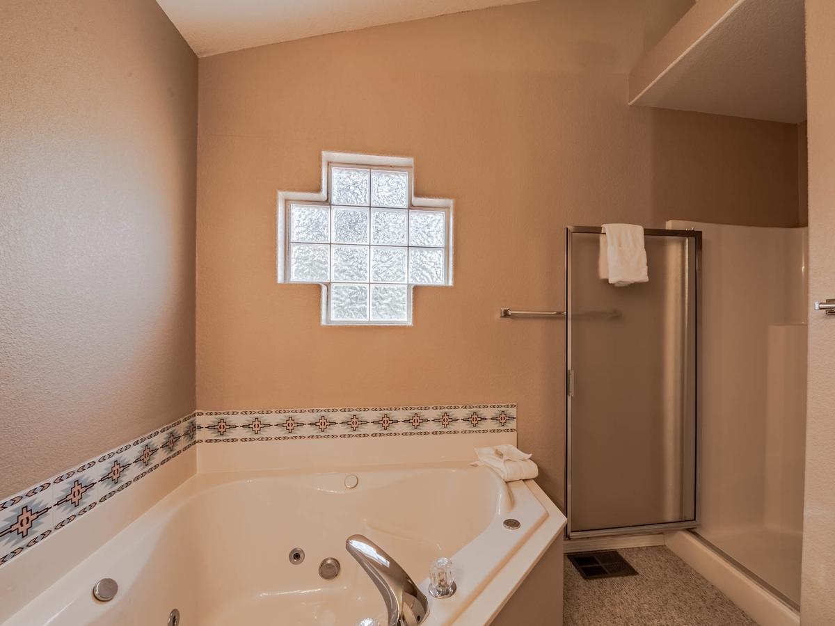 My Happy Place, 3 Bedrooms, Hot Tub, Fireplace, Jetted Tub, WiFi, Sleeps 6 - thumb 18