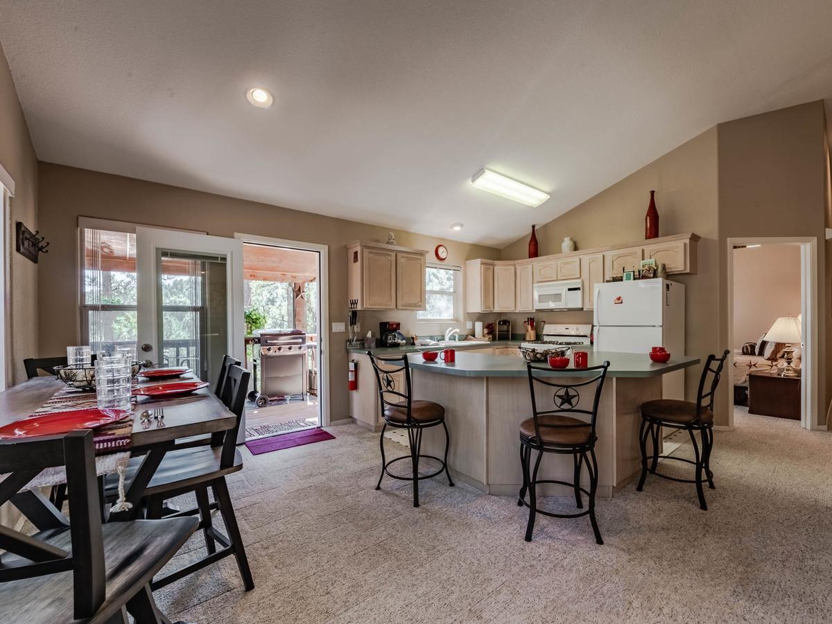 My Happy Place, 3 Bedrooms, Hot Tub, Fireplace, Jetted Tub, WiFi, Sleeps 6 - thumb 8