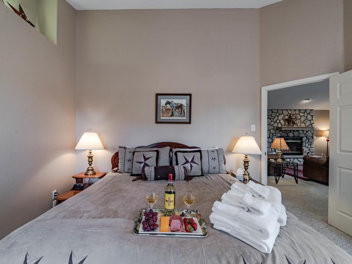 My Happy Place, 3 Bedrooms, Hot Tub, Fireplace, Jetted Tub, WiFi, Sleeps 6 - thumb 15