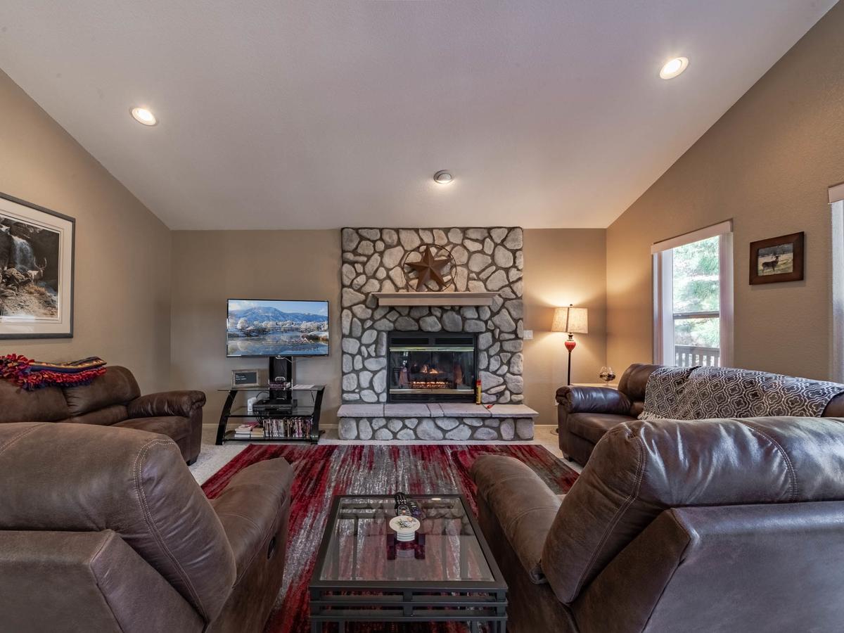My Happy Place, 3 Bedrooms, Hot Tub, Fireplace, Jetted Tub, WiFi, Sleeps 6 - thumb 2