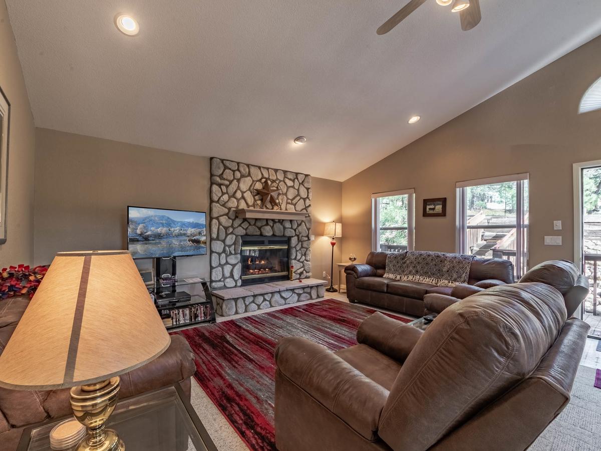 My Happy Place, 3 Bedrooms, Hot Tub, Fireplace, Jetted Tub, WiFi, Sleeps 6 - thumb 3