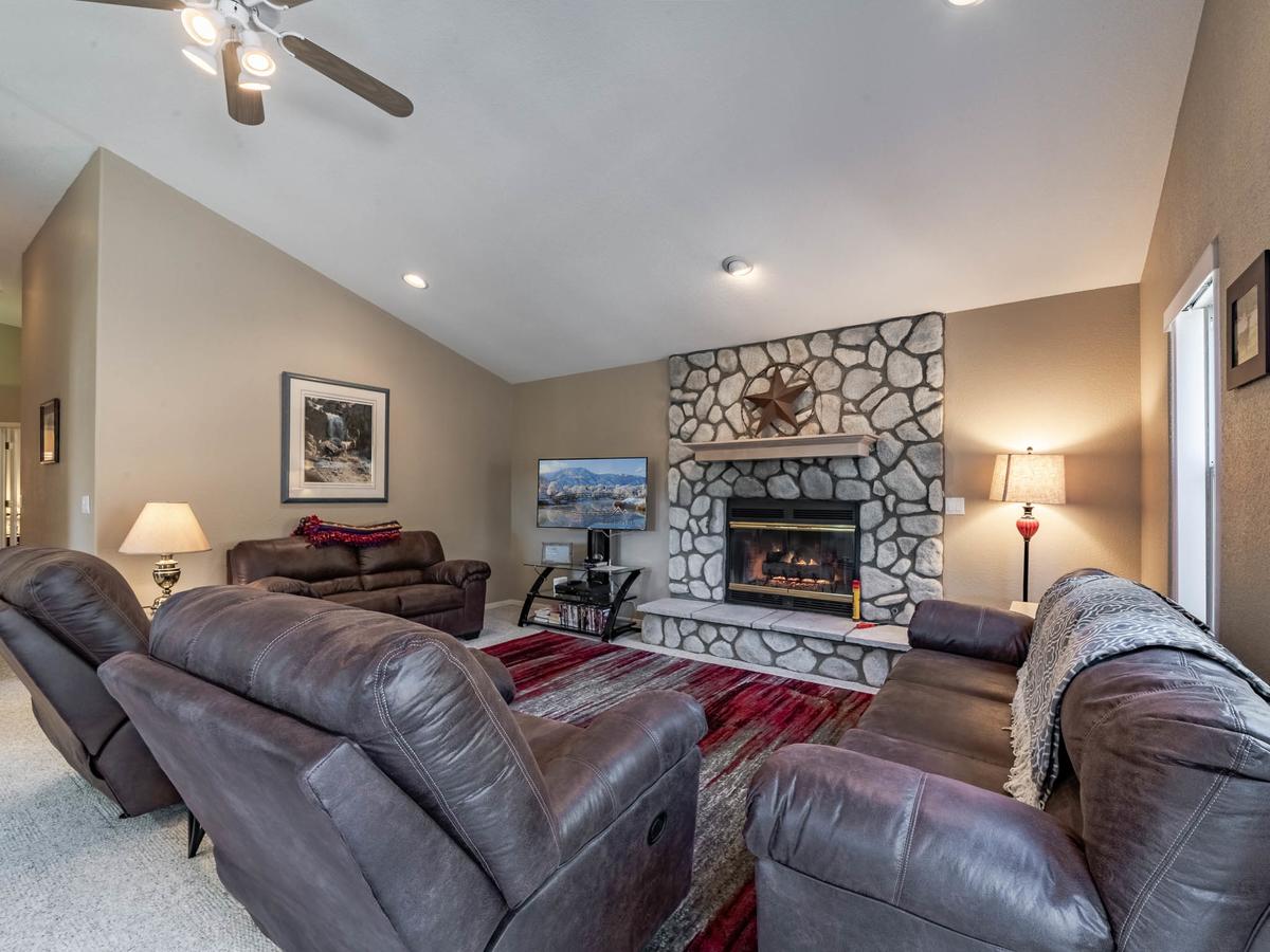 My Happy Place, 3 Bedrooms, Hot Tub, Fireplace, Jetted Tub, WiFi, Sleeps 6 - thumb 0