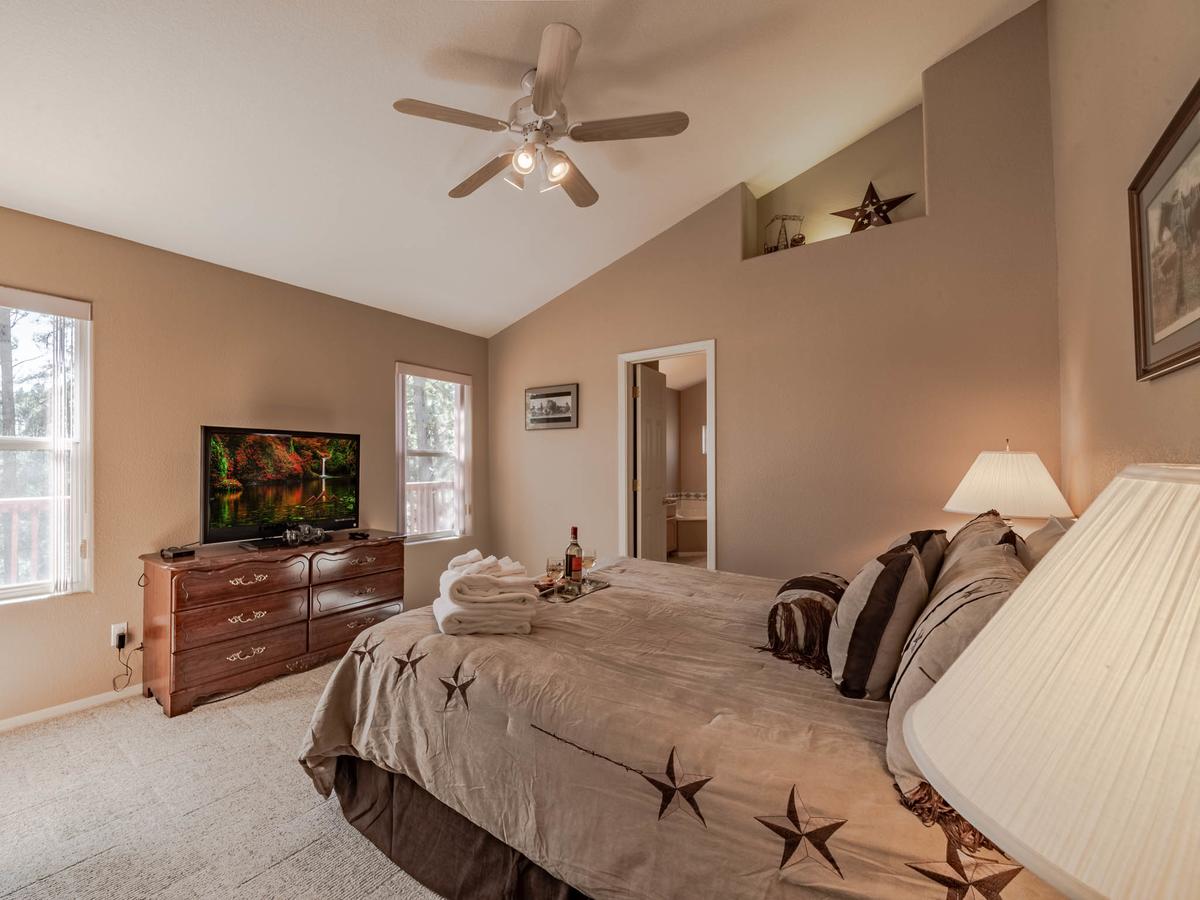 My Happy Place, 3 Bedrooms, Hot Tub, Fireplace, Jetted Tub, WiFi, Sleeps 6 - thumb 16