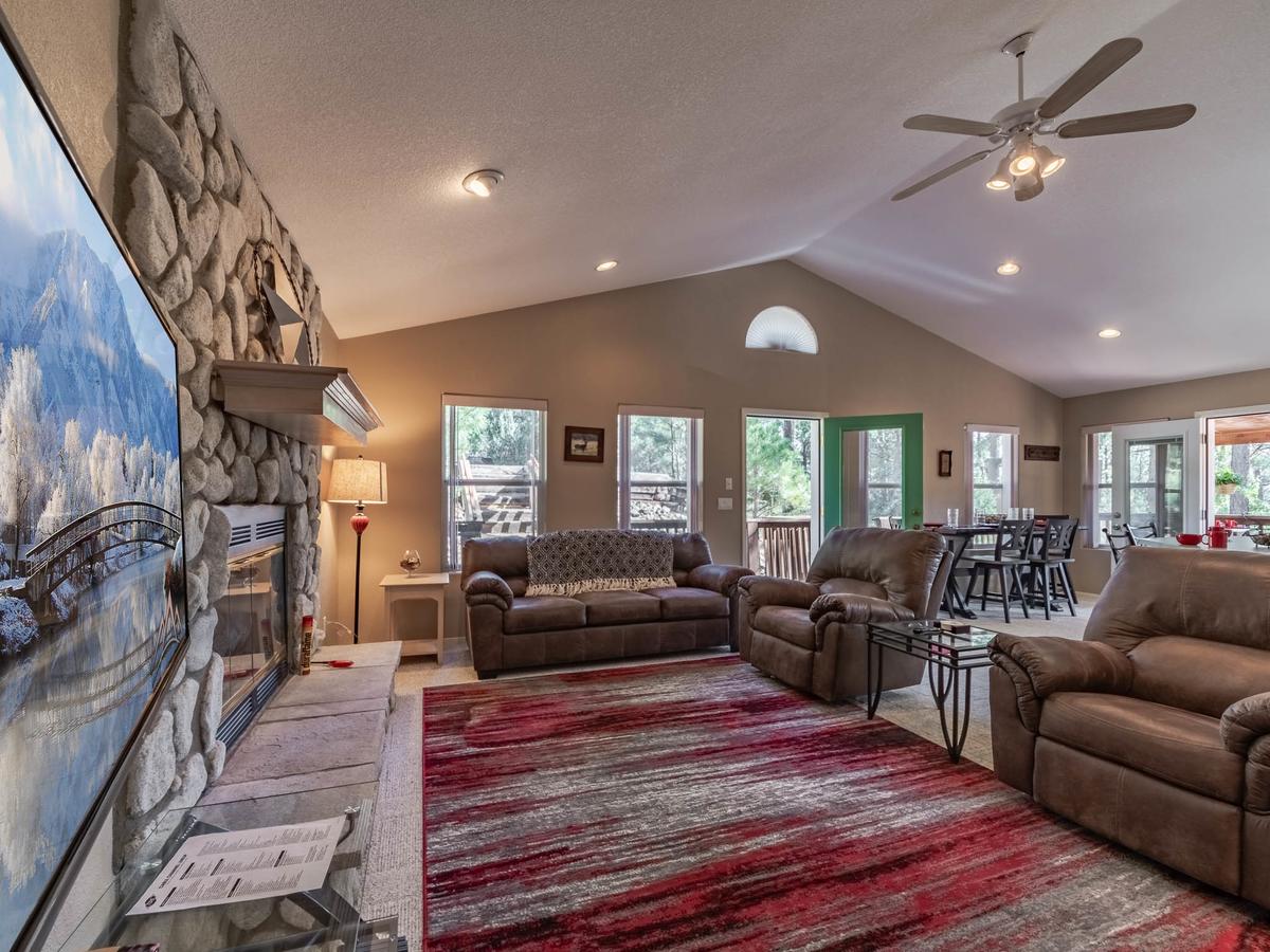 My Happy Place, 3 Bedrooms, Hot Tub, Fireplace, Jetted Tub, WiFi, Sleeps 6 - thumb 4