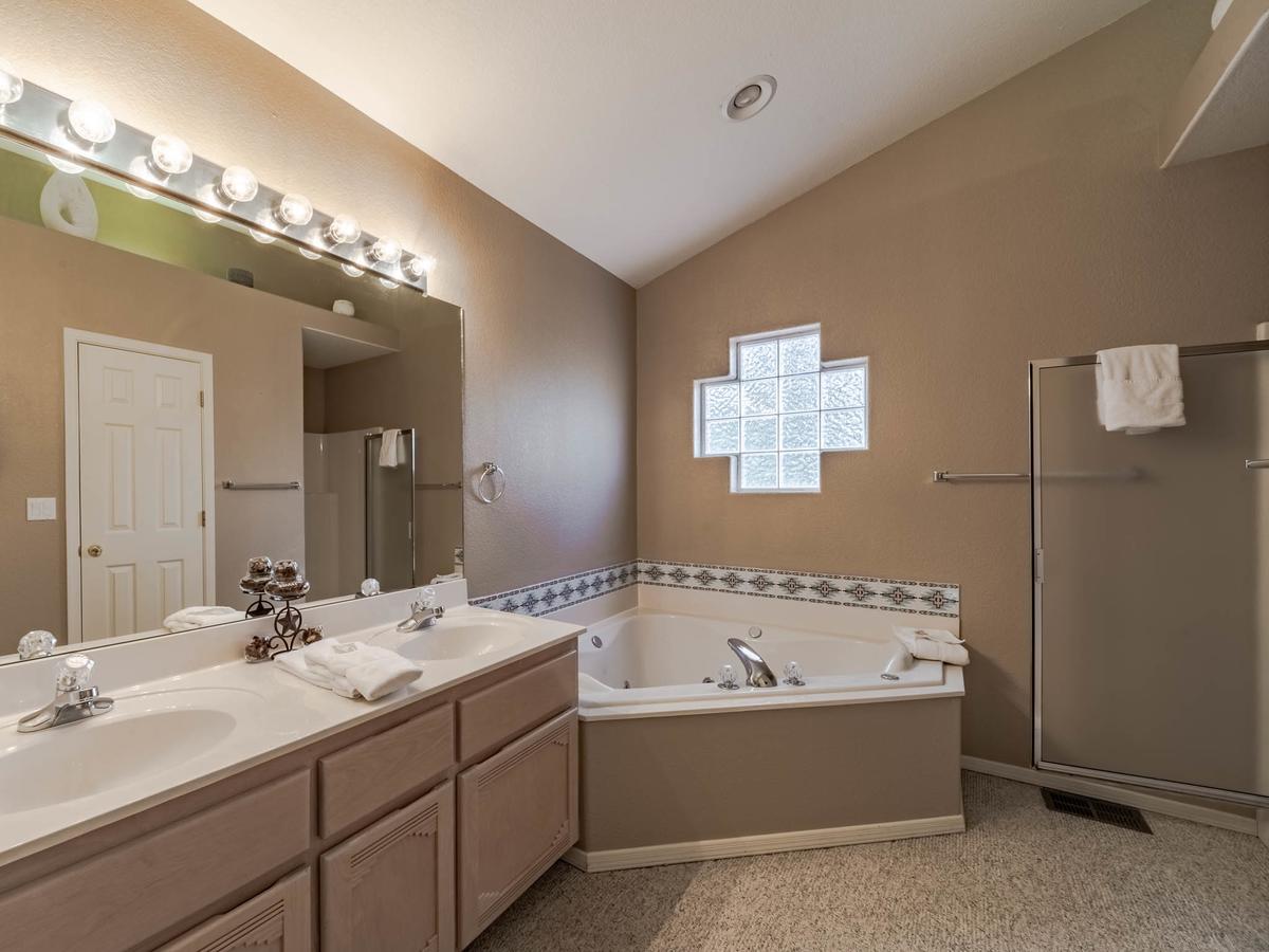 My Happy Place, 3 Bedrooms, Hot Tub, Fireplace, Jetted Tub, WiFi, Sleeps 6 - thumb 17