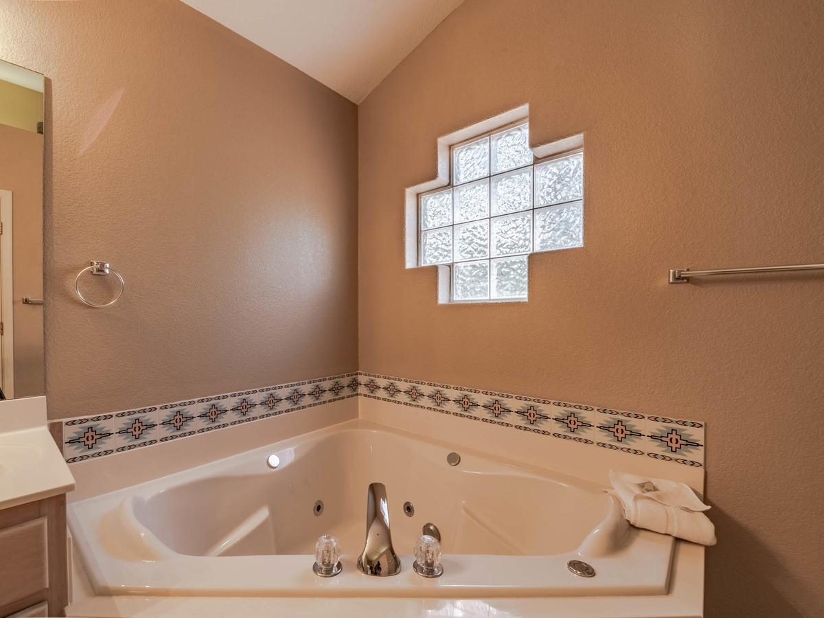 My Happy Place, 3 Bedrooms, Hot Tub, Fireplace, Jetted Tub, WiFi, Sleeps 6 - thumb 19