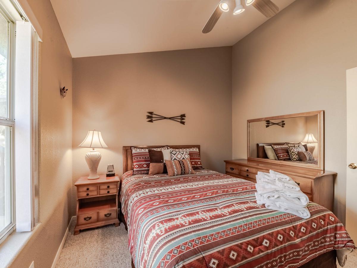 My Happy Place, 3 Bedrooms, Hot Tub, Fireplace, Jetted Tub, WiFi, Sleeps 6 - thumb 21