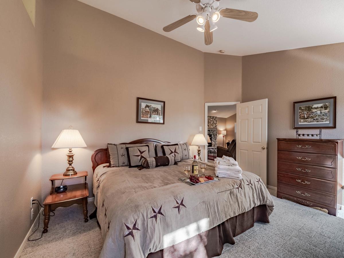My Happy Place, 3 Bedrooms, Hot Tub, Fireplace, Jetted Tub, WiFi, Sleeps 6 - thumb 14