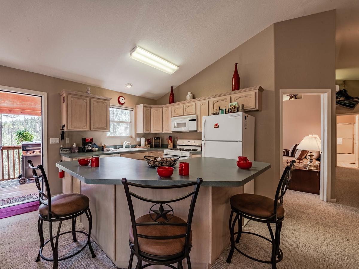 My Happy Place, 3 Bedrooms, Hot Tub, Fireplace, Jetted Tub, WiFi, Sleeps 6 - thumb 9