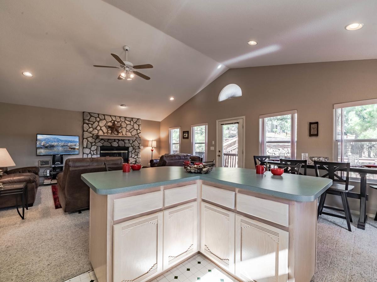 My Happy Place, 3 Bedrooms, Hot Tub, Fireplace, Jetted Tub, WiFi, Sleeps 6 - thumb 11