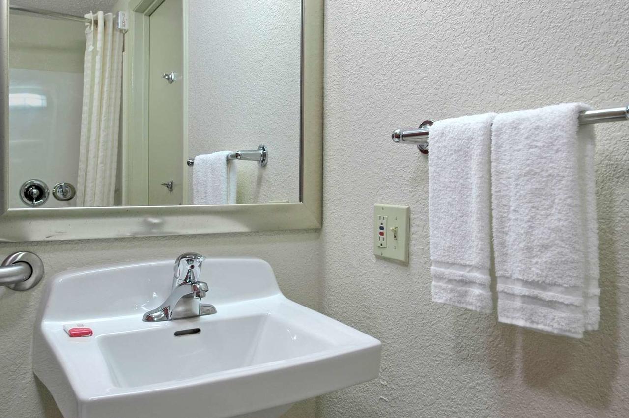 Red Roof Inn Utica - thumb 26