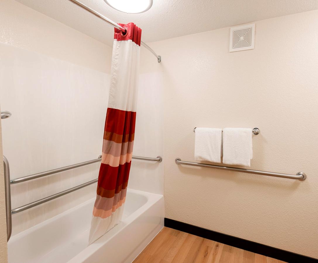 Red Roof Inn Utica - thumb 9