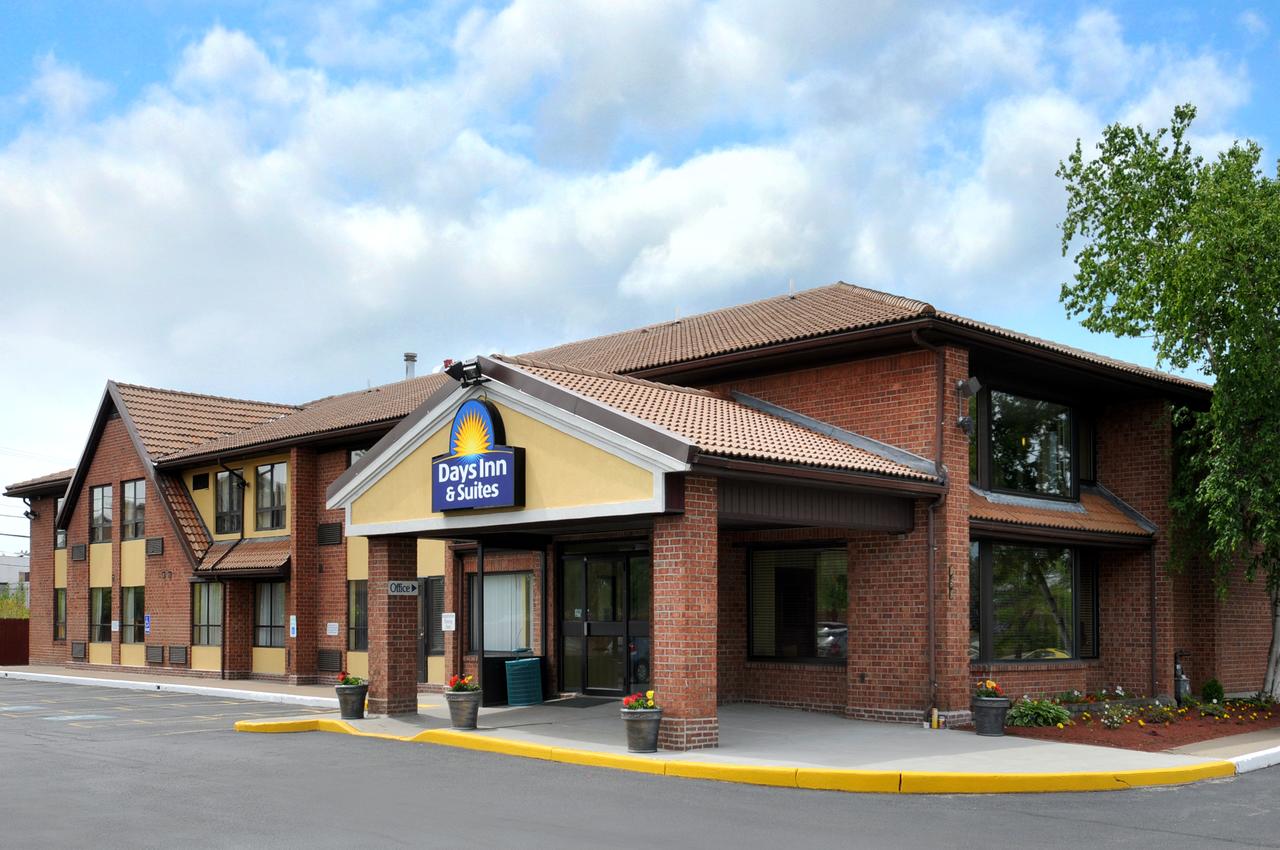 Days Inn By Wyndham Utica - thumb 1