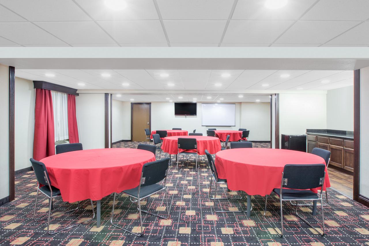 Ramada By Wyndham Tulsa - thumb 33