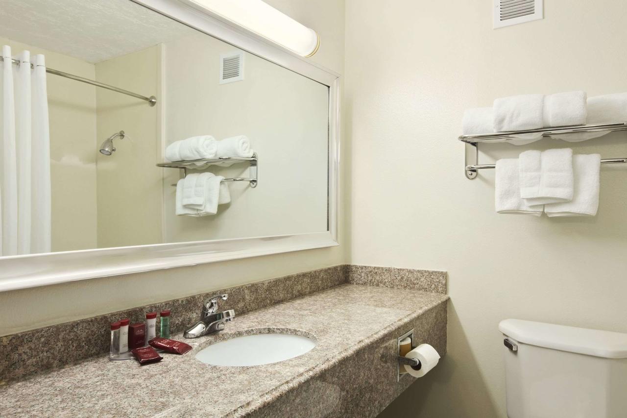 Ramada By Wyndham Tulsa - thumb 19
