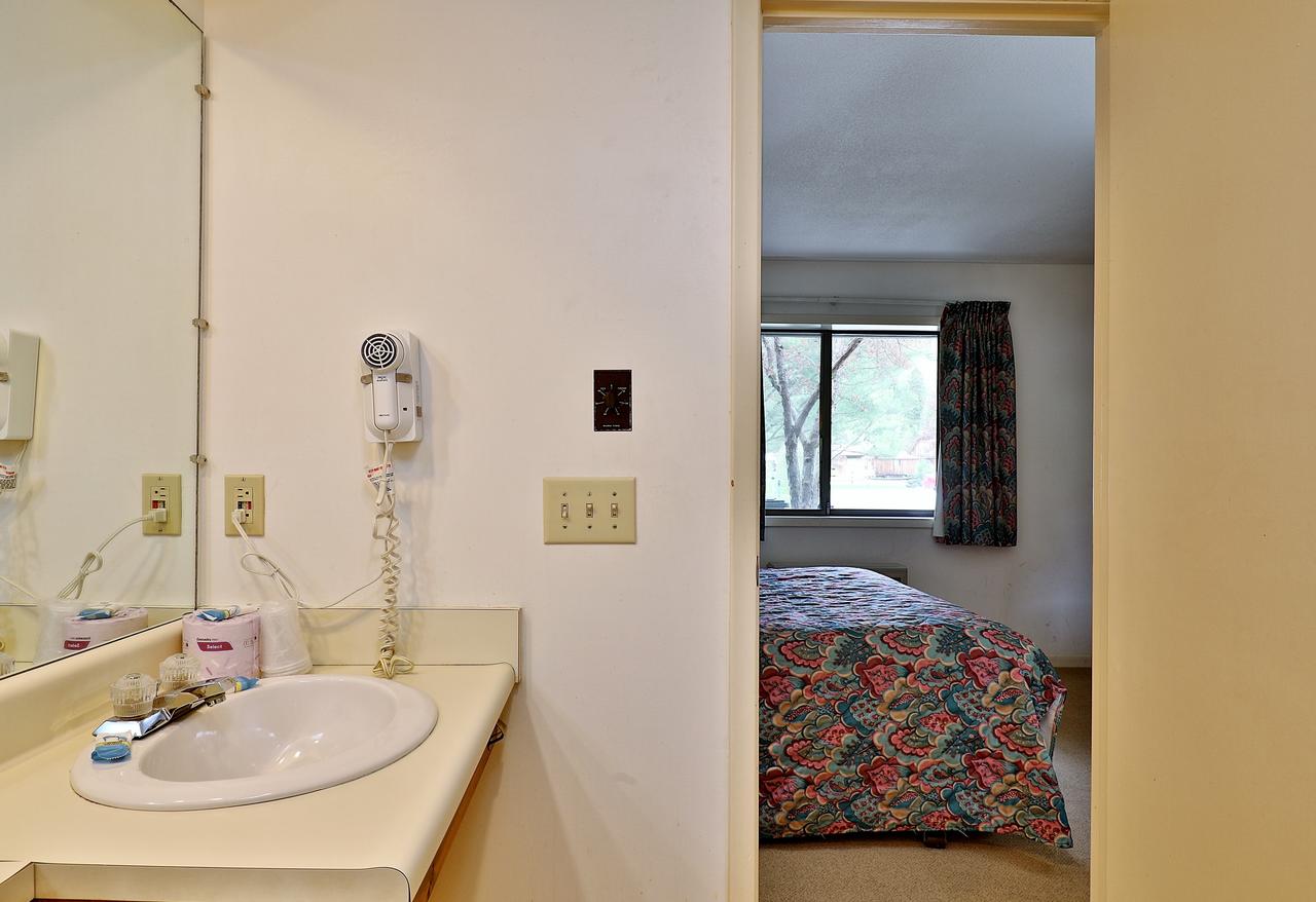 Cedarbrook Queen Suite 106 - thumb 6