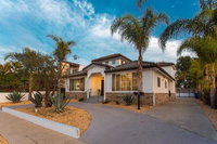 5M Modern Venice Home w Pool and Outdoor Living Accommodation Deal
