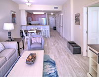 0406 1B/2 Bath With Bonus Room. Renovated April 2018 Accommodation Deal