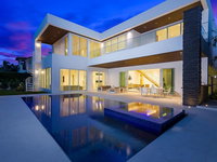 10 Bed Villa in the heart of Downtown Pool Accommodation Deal