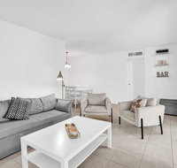 2BR/2Bath w/ Balcony and Outdoor PoolFree Parking - Accommodation Deal