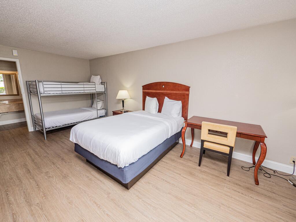 A-P-T Suites Lakeland - thumb 1
