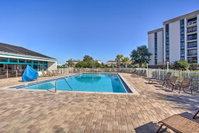 Airy Destin Condo with Pool - Walk to Private Beach Accommodation Deal
