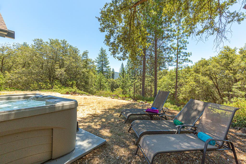 Cody's Cozy Cabin And Spa Near Yosemite National Park - thumb 2