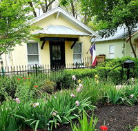 Elm Street Cottage - 2 blocks to Downtown Square - Accommodation Deal