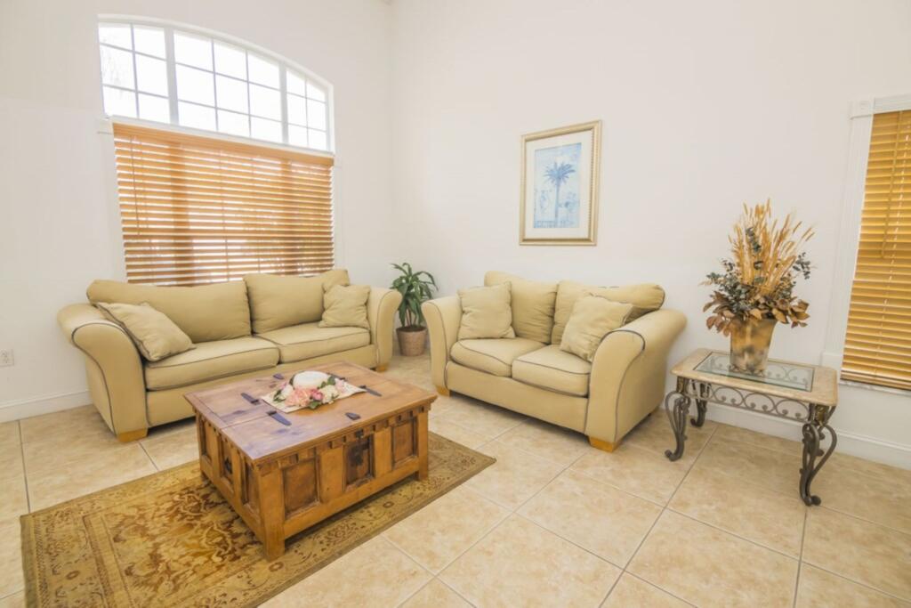 Glorious Eagle Pointe Home By IPG Florida - thumb 1