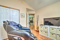 Home with Bar - Mins to Olcott Lake and Wineries Accommodation Deal