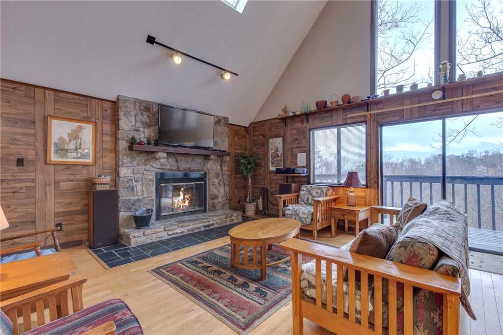 Honey Bee Cottage, 3 Bedroom, Pool Access, Grill, Fireplace, WiFi, Sleeps 8 - thumb 0